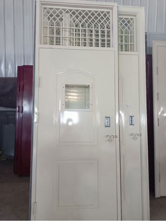 吉木萨尔学校教室门 吉木萨尔学校教室门